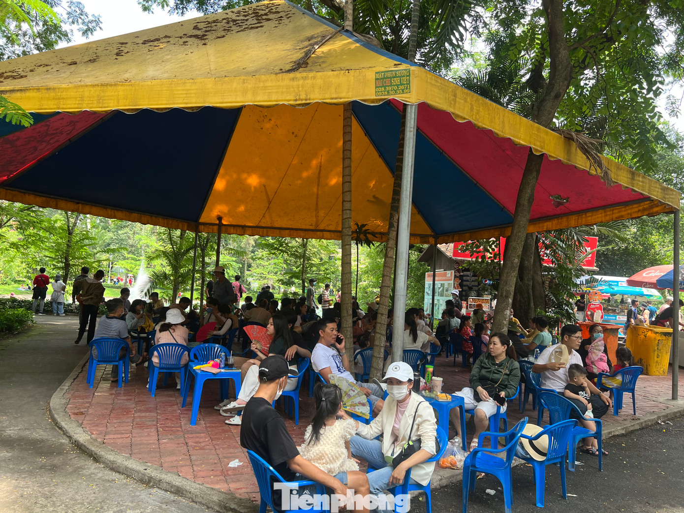 Đến giữa trưa, khu vực có bóng mát, hàng quán trong Thảo Cầm Viên không còn chỗ trống.