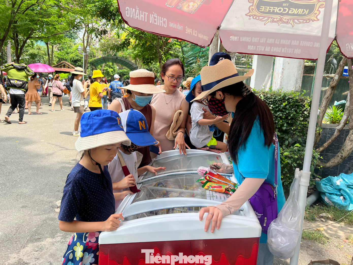 Một xe kem đắt khách giữa thời tiết nắng nóng ở TPHCM.