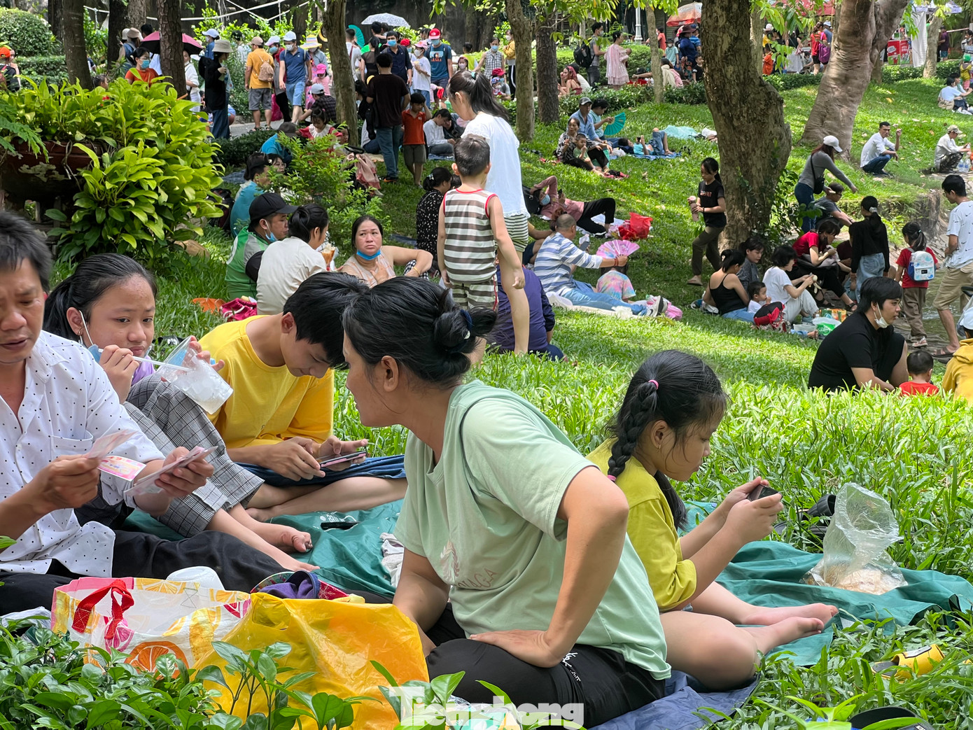 "Chúng tôi luôn ý thức về việc giữ vệ sinh chung nên sau khi ăn uống sẽ tự dọn dẹp, không vứt rác bừa bãi..." - chị Minh Trang (nhân viên văn phòng) khẳng định.