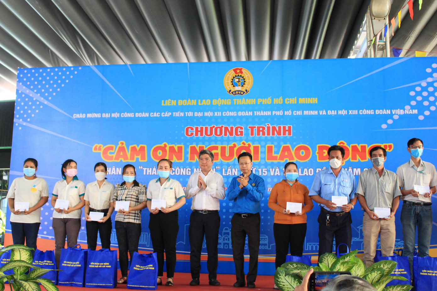 500 công nhân có hoàn cảnh khó khăn tại quận Bình Tân được chăm lo sáng 14/5