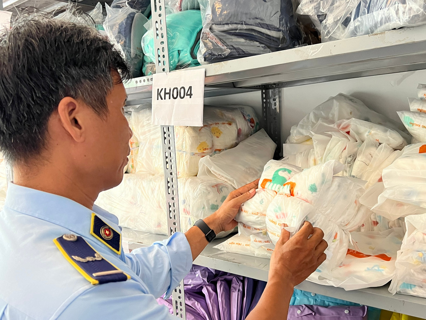 Nhiều loại tã bỉm, đồ chơi trẻ em không rõ nguồn gốc xuất xứ