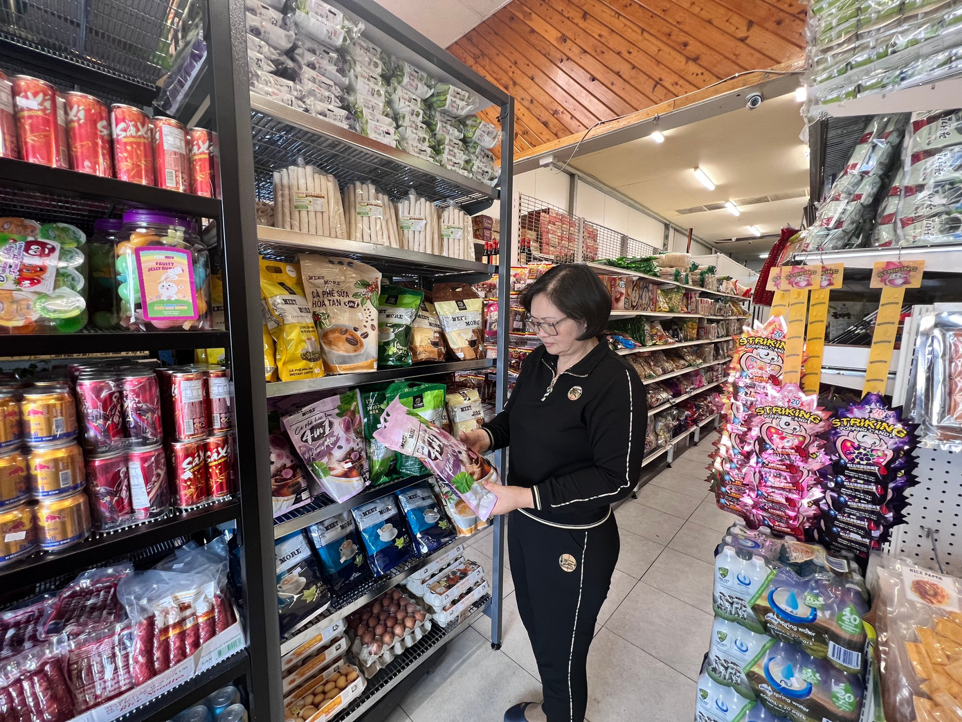 Bà Đường hải Yến chọn mua hàng Việt tại siêu thị ở Australia. Bà Đường hải Yến chọn mua hàng Việt tại siêu thị ở Australia.