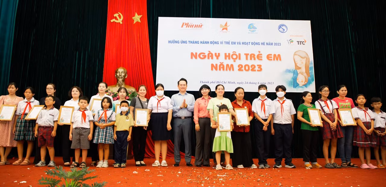 Hội Doanh nhân trẻ Việt Nam trao tặng 90 suất học bổng cho trẻ em có thành tích học tập xuất sắc tại TPHCM.