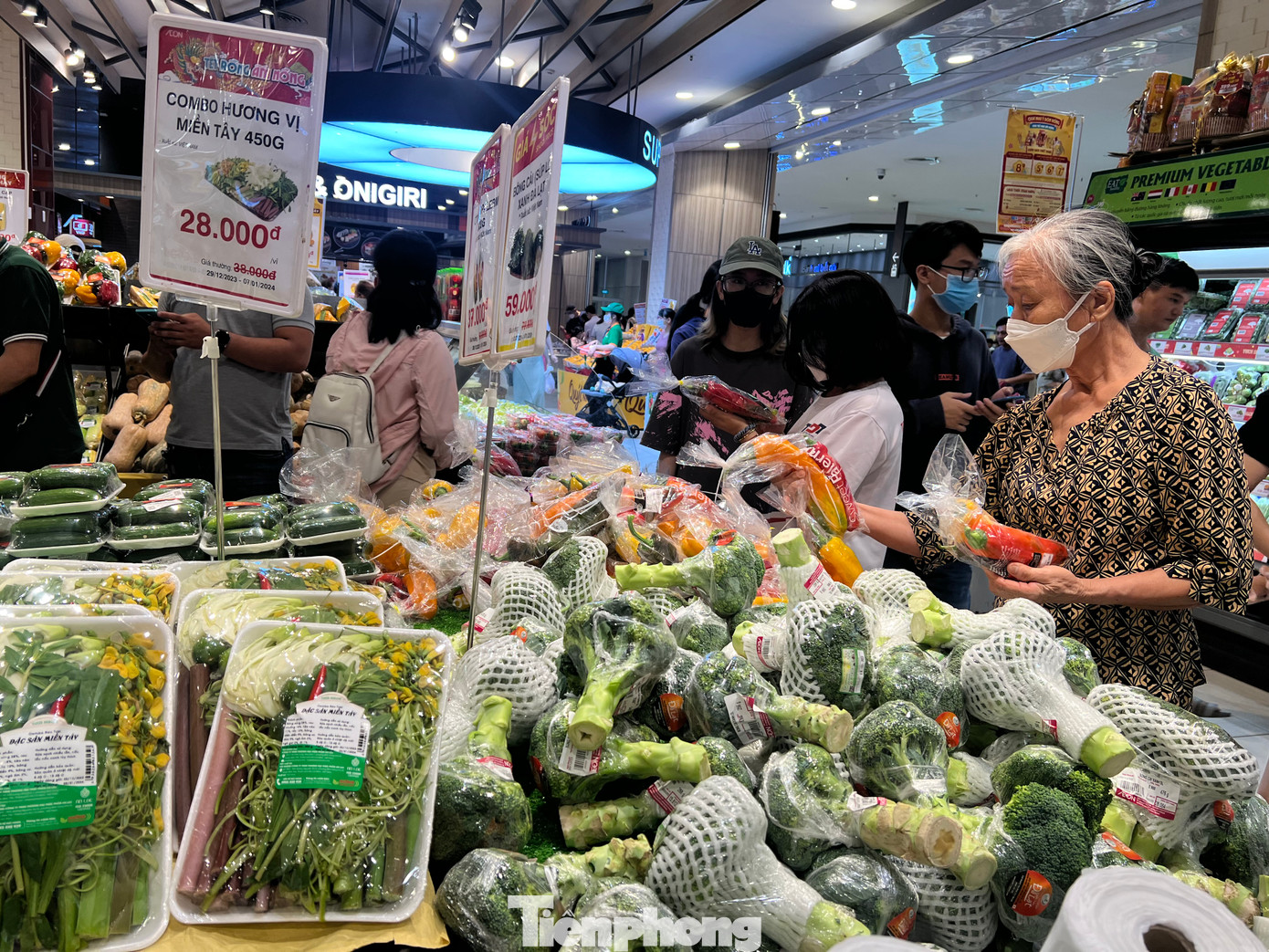 Theo Sở Công Thương TPHCM, nhằm phục vụ nhu cầu mua sắm Tết của người dân thành phố, Sở đã phối hợp với các quận huyện, doanh nghiệp cam kết giữ giá cả hàng hóa. Trong đó, số lượng hàng bình ổn chiếm từ 25 - 43% nhu cầu thị trường, tập trung vào nhiều mặt hàng thiết yếu như: gạo, trứng gia cầm, thực phẩm chế biến, dầu ăn, rau củ quả, thịt gia súc - gia cầm, thủy hải sản...