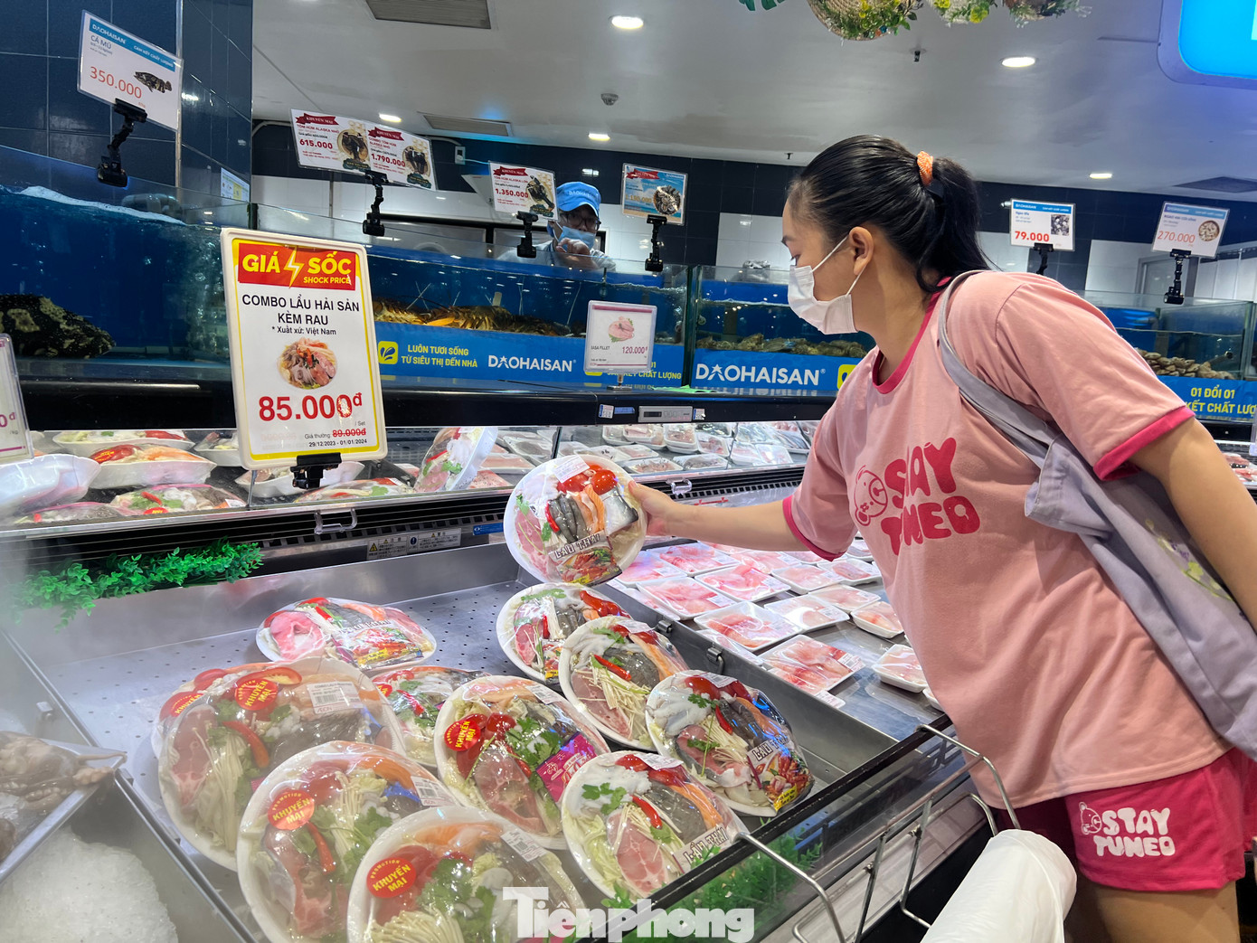 “Mặt hàng thủy hải sản tươi sống rất dồi dào, giá cả ổn định và còn giảm giá đến hết ngày 1/1/2024. Hai ngày cuối tuần, lượng khách đến mua sắm đã tăng hơn 50% so với tuần trước” - một nhân viên siêu thị trên đường Tên Lửa (quận Bình Tân) cho biết.