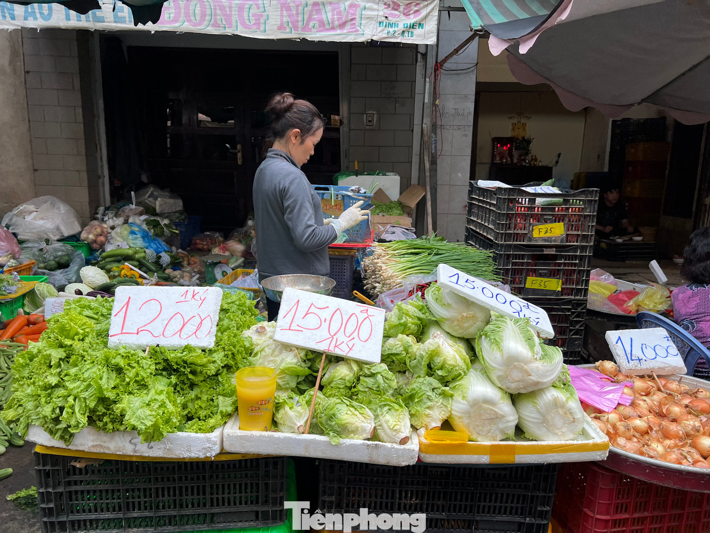 Khảo sát tại nhiều chợ truyền thống, phóng viên ghi nhận các mặt hàng hầu như không tăng giá như dưa leo, bắp cải từ 10.000-15.000 đồng/kg; xà lách Đà Lạt, cà rốt, khoai tây khoảng 30.000 đồng/kg…