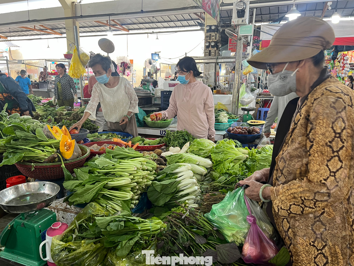 Chúng tôi vẫn đang tập trung theo dõi số lượng hàng hóa ra vào chợ, tình hình giá cả, nắm bắt tình hình kinh doanh, kế hoạch chuẩn bị nguồn hàng của thương nhân ở các chợ, tuyên truyền và kiểm tra, kiểm soát; đảm bảo các hoạt động kinh doanh tại chợ thực hiện nghiêm túc quy định về niêm yết giá, hàng hóa có nguồn gốc xuất xứ, đảm bảo an toàn thực phẩm…” - ông Nguyễn Nguyên Phương - Phó Giám đốc Sở Công Thương TPHCM - cho biết.