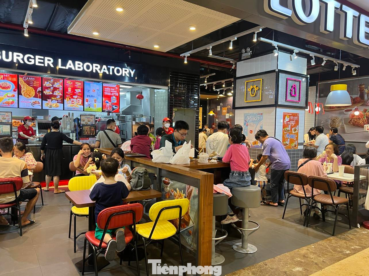 Một tiệm thức ăn nhanh được các gia đình trẻ ưu tiên chọn lựa gần như không còn một bàn nào trống trong quán.