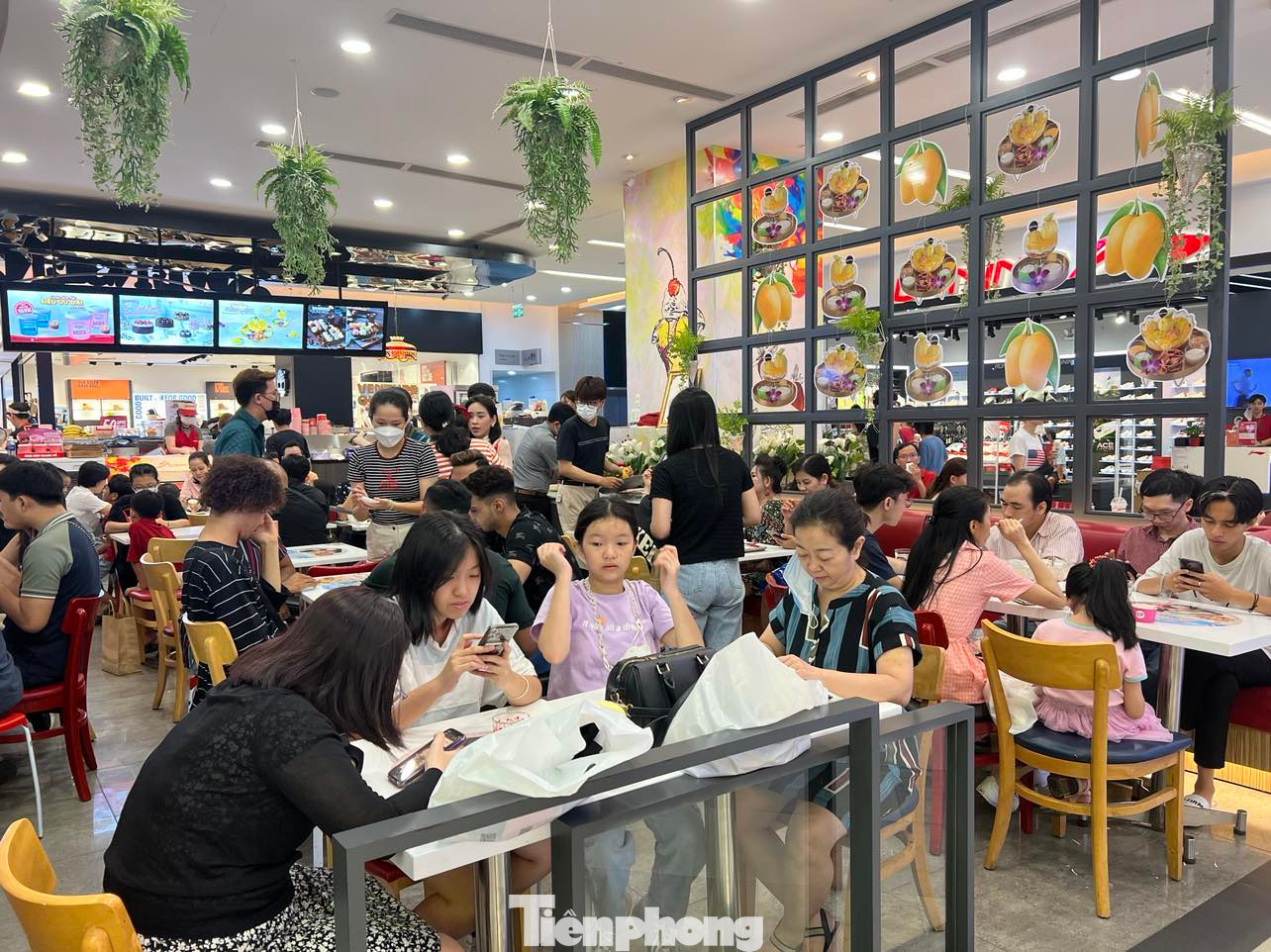 Các quán ăn ở TPHCM trong những ngày này gần như luôn trong tình trạng không còn chỗ trống. &quot;Chúng tôi không tăng giá món ăn, không phụ thu dịp lễ Tết nên luôn được khách hàng tin tưởng, ủng hộ&quot; - chị Thương, quản lý quán cà phê trên đường Tân Thắng (quận Tân Phú) khẳng định.