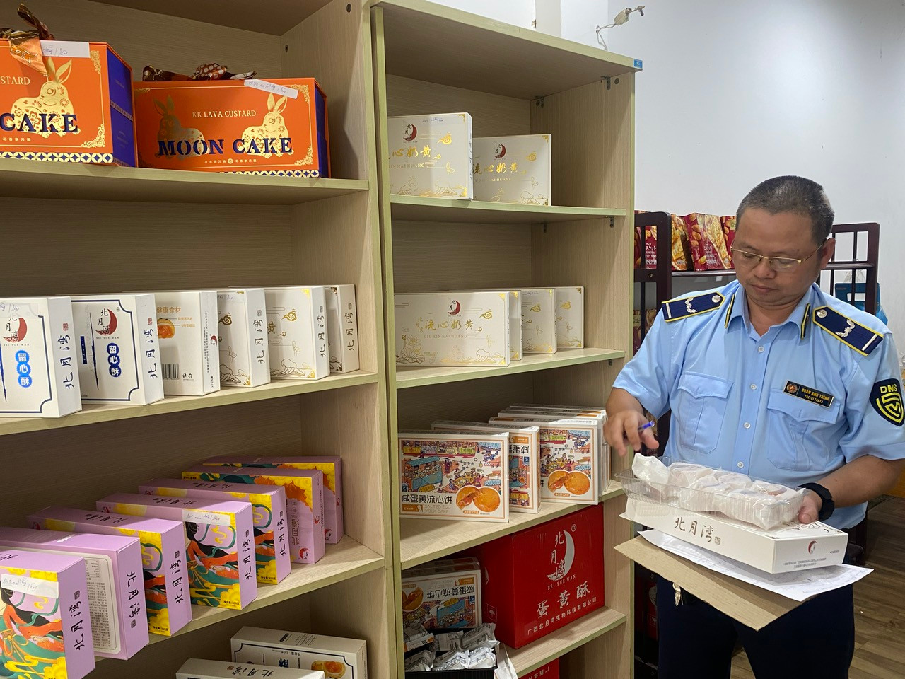 TPHCM liên tiếp phát hiện bánh trung thu nhập lậu không rõ nguồn gốc, xuất xứ. TPHCM liên tiếp phát hiện bánh trung thu nhập lậu không rõ nguồn gốc, xuất xứ.