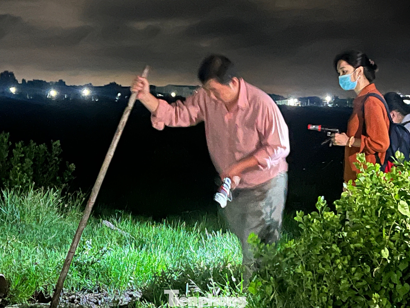 Gần 22 giờ ngày 3/10, các nhân viên khoa Phòng chống bệnh truyền nhiễm cấp tính thuộc Trung tâm Kiểm soát bệnh tật TPHCM (HCDC) đi “làm mồi nhử muỗi” tại huyện Cần Giờ, TPHCM.