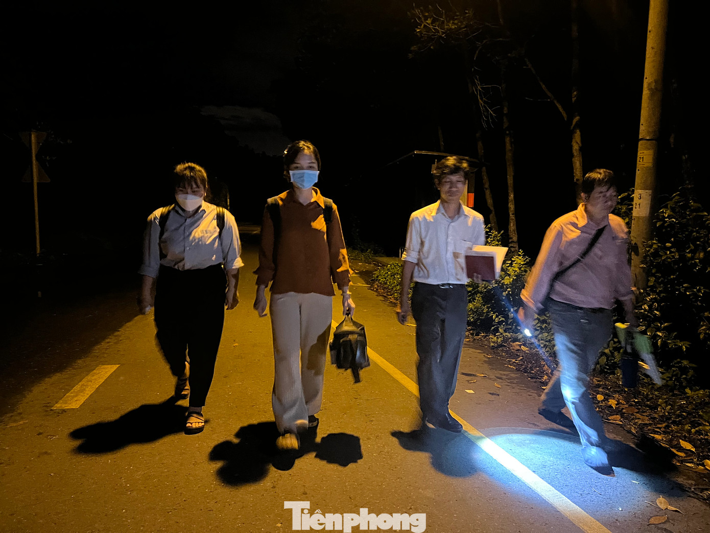 Các nhân viên y tế bắt muỗi kết thúc một đêm bắt muỗi.