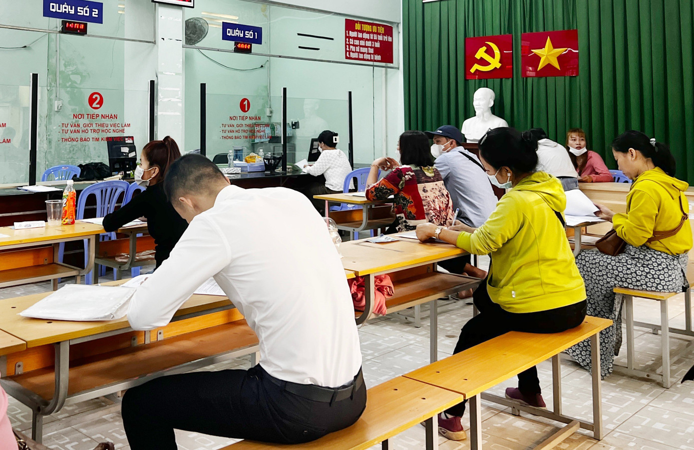 Người lao động làm thủ tục nhận BHXH tại Trung tâm Dịch vụ việc làm TPHCM Người lao động làm thủ tục nhận BHXH tại Trung tâm Dịch vụ việc làm TPHCM