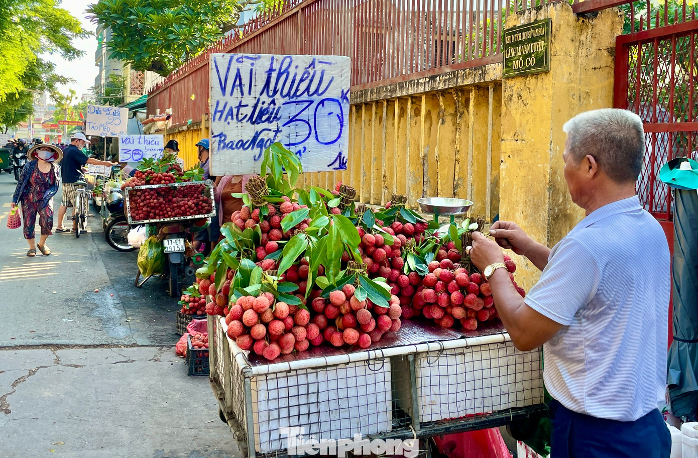Xe đẩy bán vải thiều "nhuộm đỏ" nhiều nẻo đường Sài thành