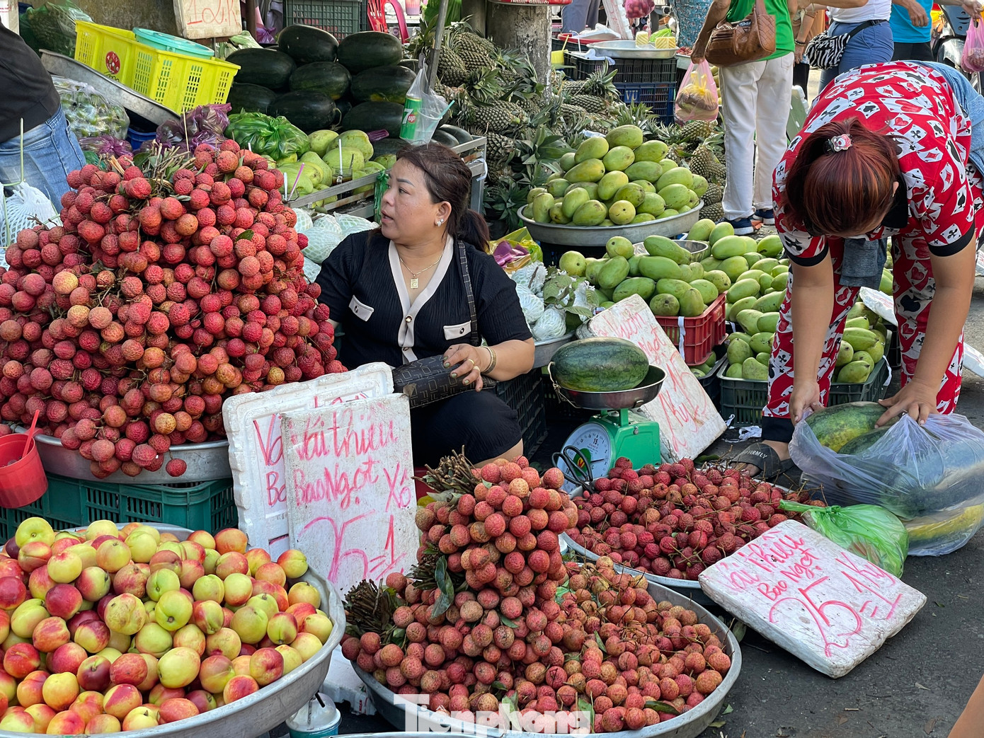 Vải thiều ngập chợ ở TPHCM
