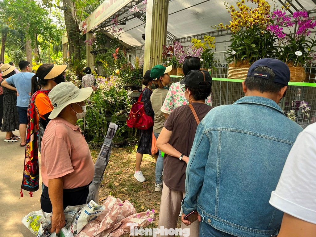 Nhiều người "tay xách nách mang" cả chục giỏ lan mang về. "Giá rẻ bất ngờ, nhiều giống lan mới lạ nên tôi mua để lấy giống" - một khách tham quan vui vẻ nói.