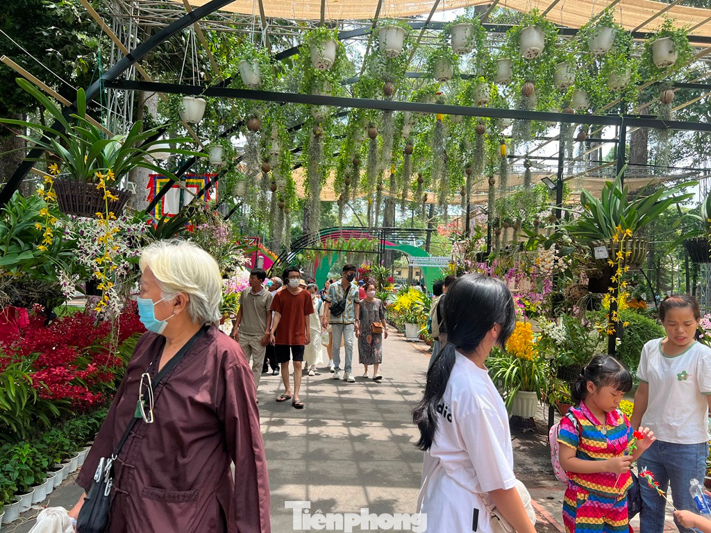 "Đây là lần đầu tiên tôi được ngắm số lượng lớn hoa lan đến vậy. Thay vì chen chúc ở những khu vui chơi, gia đình chúng tôi chọn đi ngắm hoa lan ở công viên, vừa rộng rãi, thoáng mát; vừa được thưởng thức những loại hoa đẹp" - chị Thu Ba (ngụ TP Thủ Đức) cho biết.