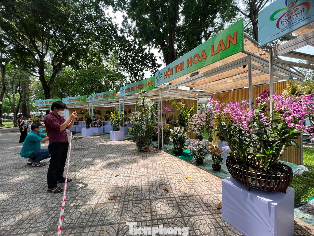 Sáng 30/4, tại Công viên Tao Đàn (quận 1), nhiều người dân TPHCM đã đến với lễ hội hoa lan TPHCM để vui chơi, chụp ảnh và mua hoa.