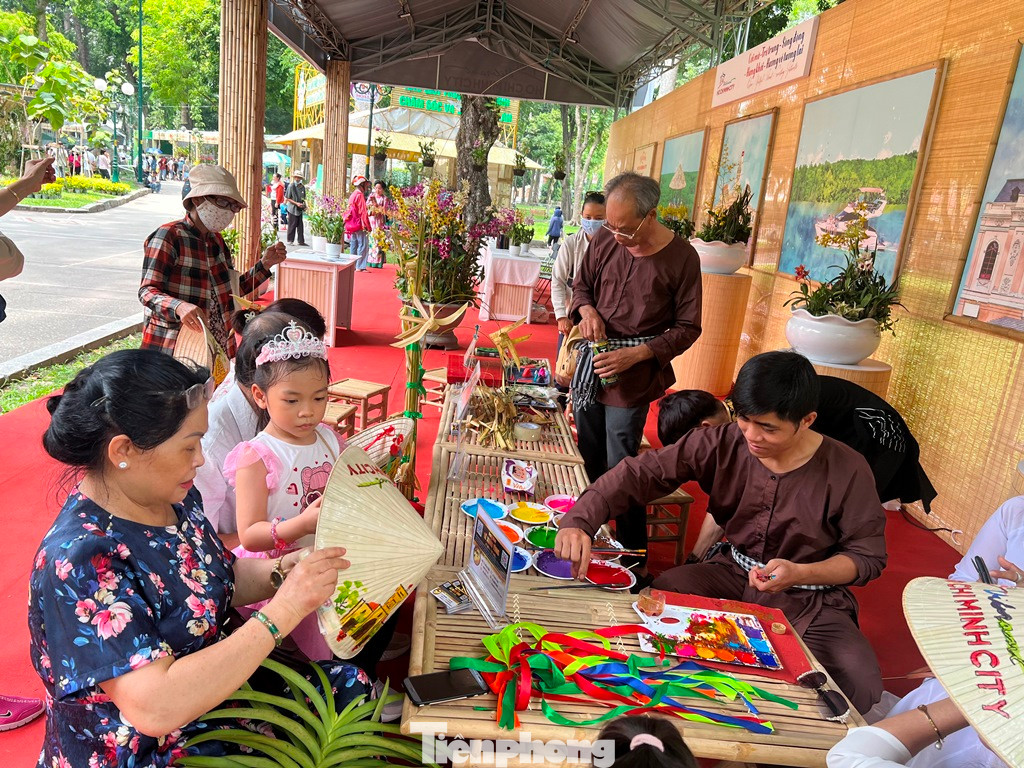 Bên cạnh việc thưởng lãm hoa lan, du khách còn được tặng nón lá trang trí cảnh đẹp Việt Nam và hướng dẫn làm tò he, xếp lá dừa...