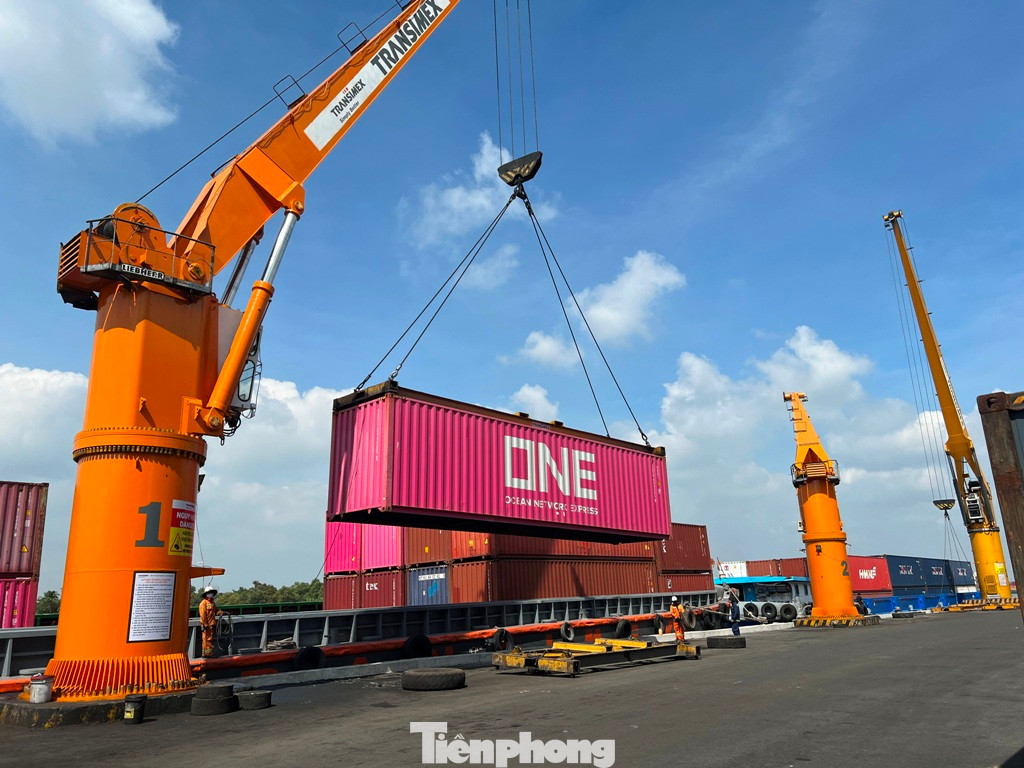 Theo ông Tống Lê Dân, Chi cục phó Chi cục Hải quan Cửa khẩu cảng Sài Gòn khu vực IV, Cục trưởng Cục Hải quan TPHCM đã chỉ đạo tất cả đơn vị phải tạo thuận lợi và giảm thời gian thông quan hàng hóa tối đa cho doanh nghiệp xuất nhập khẩu trong các tháng cuối năm. Tuy nhiên vẫn trên cơ sở tuân thủ nghiêm quy định pháp luật và cảnh giác cao trong công tác chống buôn lậu, gian lận thương mại theo các kế hoạch đã vạch ra từ đầu năm và tháng giáp Tết.