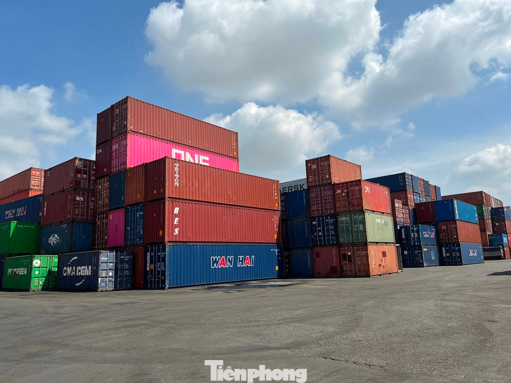 Lượng hàng hóa chờ để xuất khẩu ra thế giới được xếp ngay ngắn, containe rỗng cũng rất nhiều, cước vận chuyển giảm mạnh tạo thuận lợi cho doanh nghiệp xuất khẩu.