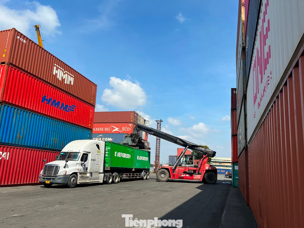 “Hàng nhập về cảng có hàng tiêu dùng, thực phẩm… chúng tôi phải phối hợp với các lực lượng khác để kiểm tra an toàn thực phẩm, kiểm dịch đúng quy định. Mặc dù thủ tục hải quan thông thoáng, chúng tôi vẫn phải kiểm soát chặt chẽ” – ông Dân khẳng định.