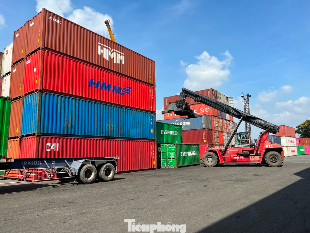 Trưa 13/1, tại cảng ICD Transimex thuộc Chi cục Hải quan Cửa khẩu cảng Sài Gòn khu vực IV, đường vào cảng rộng thênh thang, không còn cảnh từng hàng xe container xếp hàng dài cả cây số, những thùng hàng container được đưa đến cũng nhanh chóng bốc xếp lên các tàu lớn, doanh nghiệp đến nhận hàng đều thực hiện khai điện tử nên không phải chờ đợi lâu.
