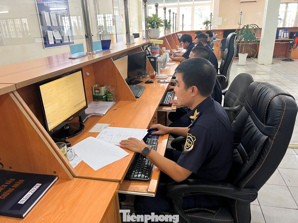 Cán bộ Chi cục Hải quan Cửa khẩu cảng Sài Gòn khu vực IV tiếp nhận hồ sơ điện tử từ các doanh nghiệp.