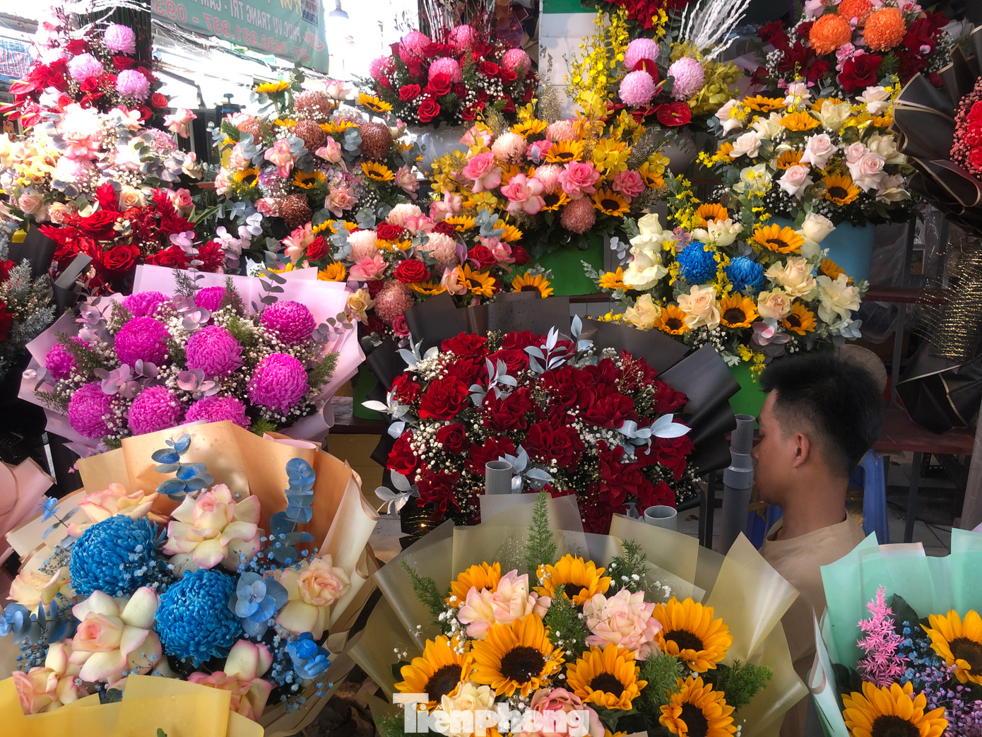 Nhiều loại hoa hồng nhập khẩu có giá vài triệu đồng/bó được người bán trang trí bắt mắt. Nhiều loại hoa hồng nhập khẩu có giá vài triệu đồng/bó được người bán trang trí bắt mắt.