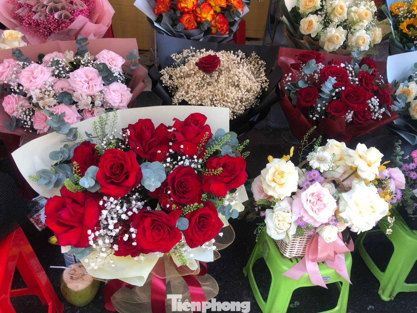 Chị Thu Hương, chủ shop hoa trên đường Hai Bà Trưng (quận 1) nhìn nhận, giá hoa năm nay ở mức ổn định, duy nhất chỉ có hoa hồng nhung tăng nhẹ khoảng 10-30%. “Năm nay tôi thấy xu hướng mua hoa tươi của mọi người có vẻ có nhiều khác biệt rõ rệt. Thông thường, hoa hồng nhung là loài hoa bán chạy nhất trong dịp này nhưng năm nay lại khác. Mọi người cân nhắc mua theo ngân sách, không mặc định đó là hoa gì” - chị Hương nói. Chị Thu Hương, chủ shop hoa trên đường Hai Bà Trưng (quận 1) nhìn nhận, giá hoa năm nay ở mức ổn định, duy nhất chỉ có hoa hồng nhung tăng nhẹ khoảng 10-30%. “Năm nay tôi thấy xu hướng mua hoa tươi của mọi người có vẻ có nhiều khác biệt rõ rệt. Thông thường, hoa hồng nhung là loài hoa bán chạy nhất trong dịp này nhưng năm nay lại khác. Mọi người cân nhắc mua theo ngân sách, không mặc định đó là hoa gì” - chị Hương nói.