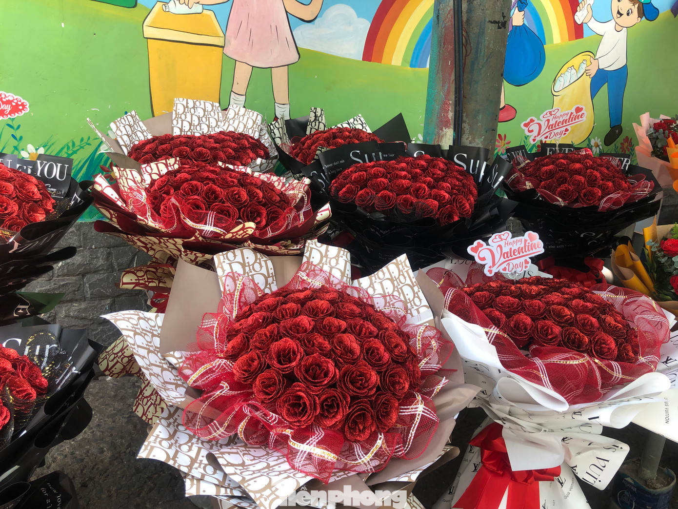 Hoa hồng giả có giá từ 300.000-1 triệu đồng/bó (tùy lớn nhỏ) cũng đắt hàng dịp này. "Ý nghĩa của bó hoa này có ý nghĩa tượng trưng tình yêu vĩnh cửu, giá lại mềm hơn hoa tươi nên khá đắt hàng dịp này" - chị Hà, kinh doanh hoa ở quận 10 chia sẻ. Hoa hồng giả có giá từ 300.000-1 triệu đồng/bó (tùy lớn nhỏ) cũng đắt hàng dịp này. "Ý nghĩa của bó hoa này có ý nghĩa tượng trưng tình yêu vĩnh cửu, giá lại mềm hơn hoa tươi nên khá đắt hàng dịp này" - chị Hà, kinh doanh hoa ở quận 10 chia sẻ.