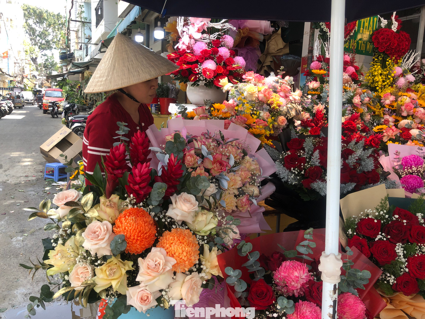 Theo các tiểu thương kinh doanh hoa, hiện tại giá hoa đã tăng gấp đôi so với vài ngày trước, như hoa hồng đỏ Sapa có giá 300.000 đồng/50 bông, hồng Đà Lạt 200.000 đồng/20 bông... tuy nhiên sức mua khá thấp. Theo các tiểu thương kinh doanh hoa, hiện tại giá hoa đã tăng gấp đôi so với vài ngày trước, như hoa hồng đỏ Sapa có giá 300.000 đồng/50 bông, hồng Đà Lạt 200.000 đồng/20 bông... tuy nhiên sức mua khá thấp.