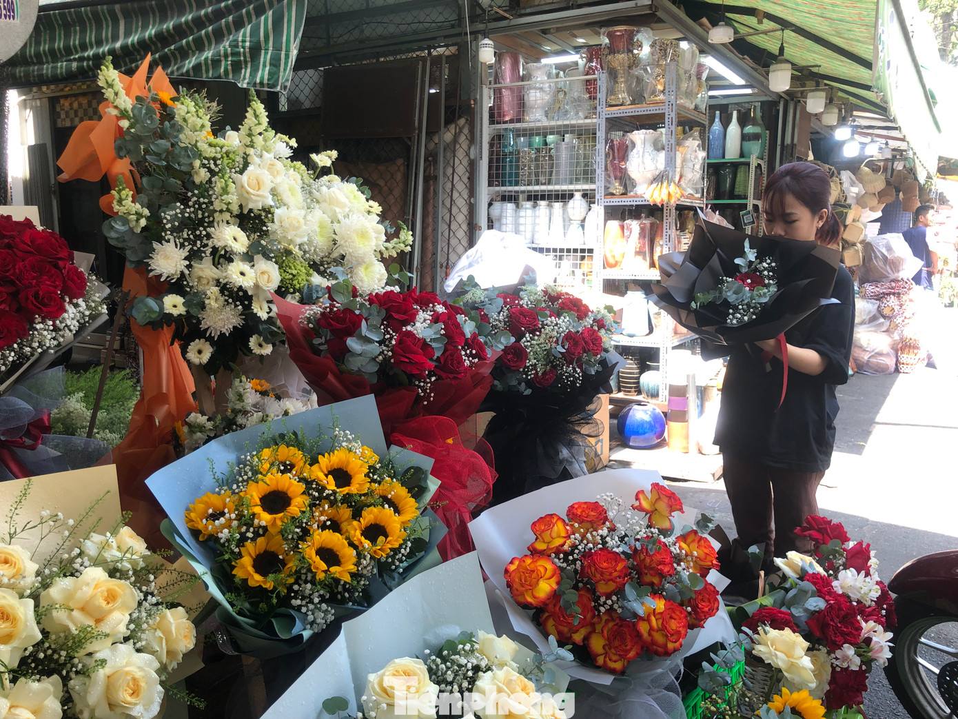 Trưa 13/2, tại chợ hoa Hồ Thị Kỷ (quận 10), tiểu thương đã cắm sẵn nhiều bó hoa rực rỡ để khách mua làm quà tặng "nửa kia" nhân ngày lễ Tình nhân 14/2 - Valentine. Các loại hoa hồng nhập khẩu đủ màu sắc được trang trí cầu kỳ, bắt mắt có giá từ 2-5 triệu đồng/bó. Trưa 13/2, tại chợ hoa Hồ Thị Kỷ (quận 10), tiểu thương đã cắm sẵn nhiều bó hoa rực rỡ để khách mua làm quà tặng "nửa kia" nhân ngày lễ Tình nhân 14/2 - Valentine. Các loại hoa hồng nhập khẩu đủ màu sắc được trang trí cầu kỳ, bắt mắt có giá từ 2-5 triệu đồng/bó.