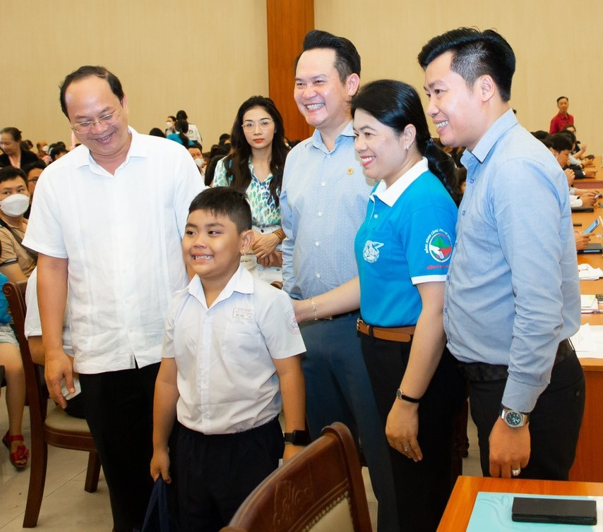 Thời gian tới, Hội Doanh nhân trẻ Việt Nam sẽ tiếp tục kêu gọi các nhà tài trợ hỗ trợ các em mồ côi do dịch COVID-19 tại TPHCM. Thời gian tới, Hội Doanh nhân trẻ Việt Nam sẽ tiếp tục kêu gọi các nhà tài trợ hỗ trợ các em mồ côi do dịch COVID-19 tại TPHCM.