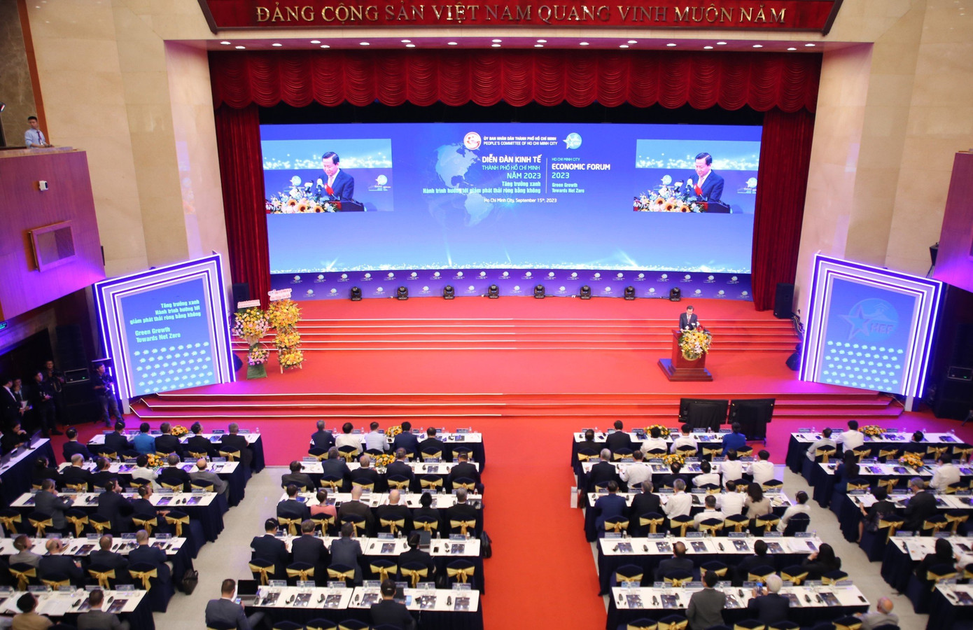 Toàn cảnh diễn đàn. Toàn cảnh diễn đàn.