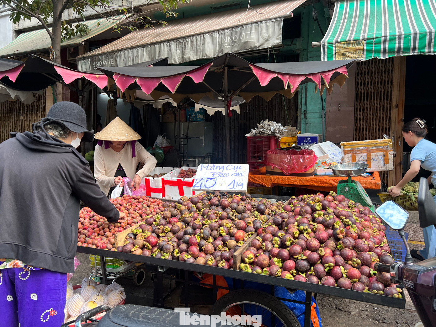 Măng cụt chín được chất lên xe đẩy bán rong trên nhiều nẻo đường có giá 45.000 đồng/kg. Theo quan sát, măng cụt với giá này khá to, quả chín đồng đều. Tiểu thương cho biết lấy hàng từ chợ đầu mối hoặc nhà vườn miền Tây. "Bình thường, măng cụt đầu mùa có giá khoảng 60.000-70.000 đồng/kg nhưng giờ chỉ từ 35.000-40.000 đồng/kg, còn thu mua tại vườn chỉ khoảng 20.000 đồng/kg. Hiện đang vào mùa măng cụt nên hàng về nhiều, có lẽ giá sẽ còn giảm trong vài ngày tới" - chị Thanh, bán trái cây trên đường Nhiêu Tâm (quận 5) cho hay.