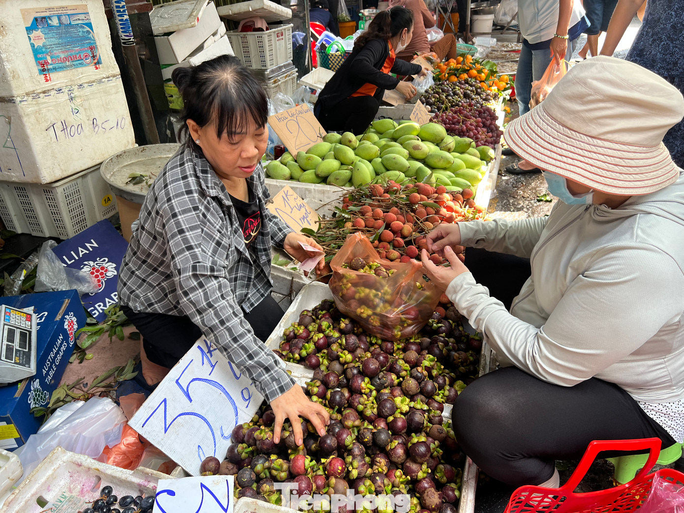 Khoảng gần một tuần nay, măng cụt chín bắt đầu đổ về nhiều chợ ở TPHCM. Tiểu thương kinh doanh trái cây đều bổ sung mặt hàng này phục vụ nhu cầu thực khách. Một tiểu thương tại chợ Bàn Cờ (quận 3) cho biết, chị chủ yếu bán măng cụt bi (còn gọi là măng cụt lão, không hạt) với giá chỉ 35.000 đồng/kg. "Khách mua rất nhiều, có ngày tôi nhập gần 50.000 kg vẫn không đủ bán. So với măng cụt xanh giá gần 80.000 đồng/kg cách đây một tháng thì măng cụt chín hiện có giá rẻ hơn gần một nửa" - người bán nói.