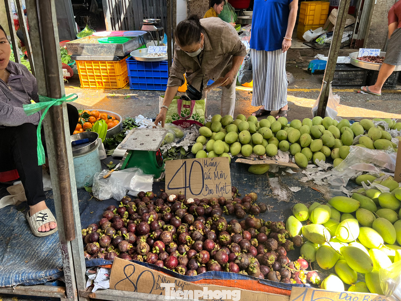 Măng cụt Cái Mơn đổ đống, bao ngọt với giá 40.000 đồng/kg, khách thoải mái lựa chọn.