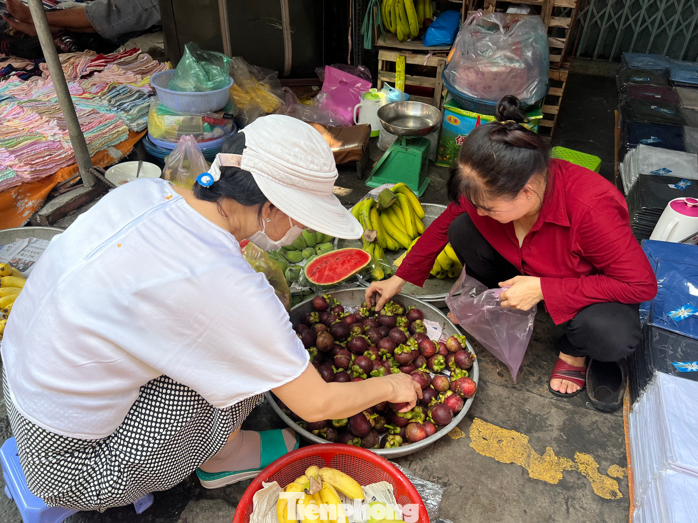 Loại trái cây được nhiều người chọn mua tại chợ nhiều nhất lúc này có lẽ là măng cụt.