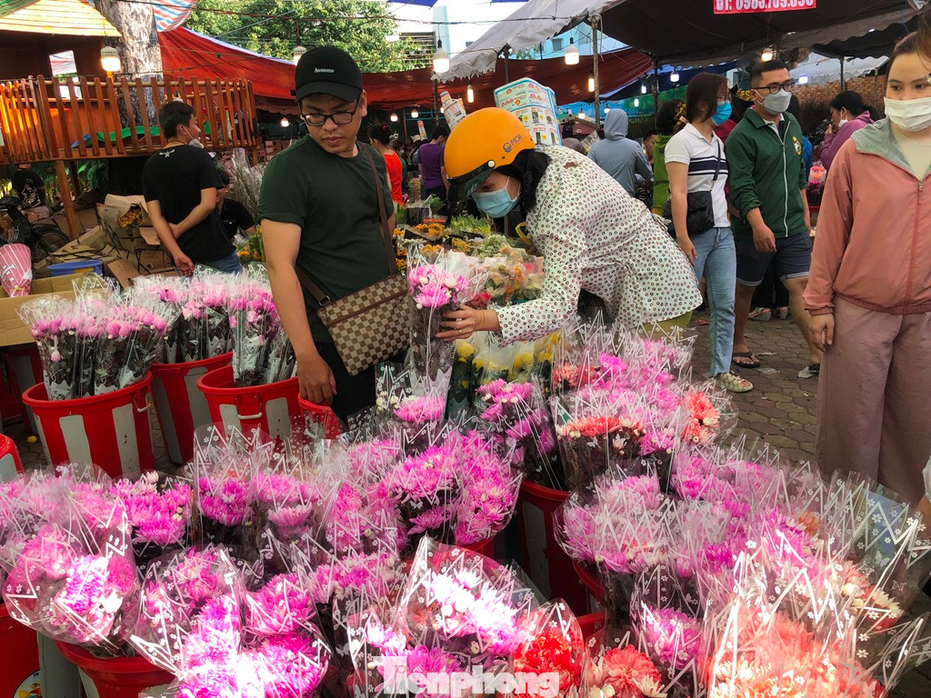 Những loại hoa có sắc hồng, vàng, đỏ... đặc biệt thu hút khách. Những loại hoa có sắc hồng, vàng, đỏ... đặc biệt thu hút khách.
