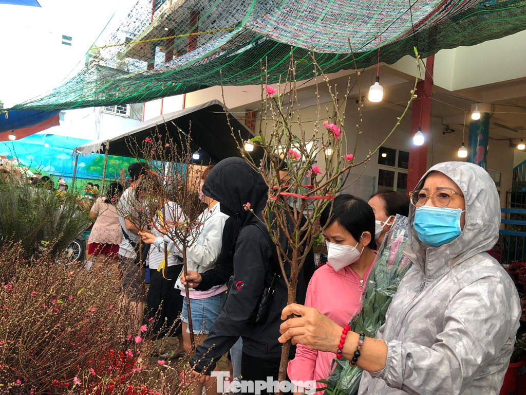 Đặc biệt, đào Tết có giá chỉ từ 150.000-300.000 đồng/cây. "Năm nào tôi cũng mua đào về cắm bình chơi Tết. Năm ngoái, cành đào tương tự nhưng giá tới 500.000 đồng, nay giá rẻ hơn nên mình dễ mua" - một khách đi chợ hoa Tết chia sẻ. Đặc biệt, đào Tết có giá chỉ từ 150.000-300.000 đồng/cây. "Năm nào tôi cũng mua đào về cắm bình chơi Tết. Năm ngoái, cành đào tương tự nhưng giá tới 500.000 đồng, nay giá rẻ hơn nên mình dễ mua" - một khách đi chợ hoa Tết chia sẻ.