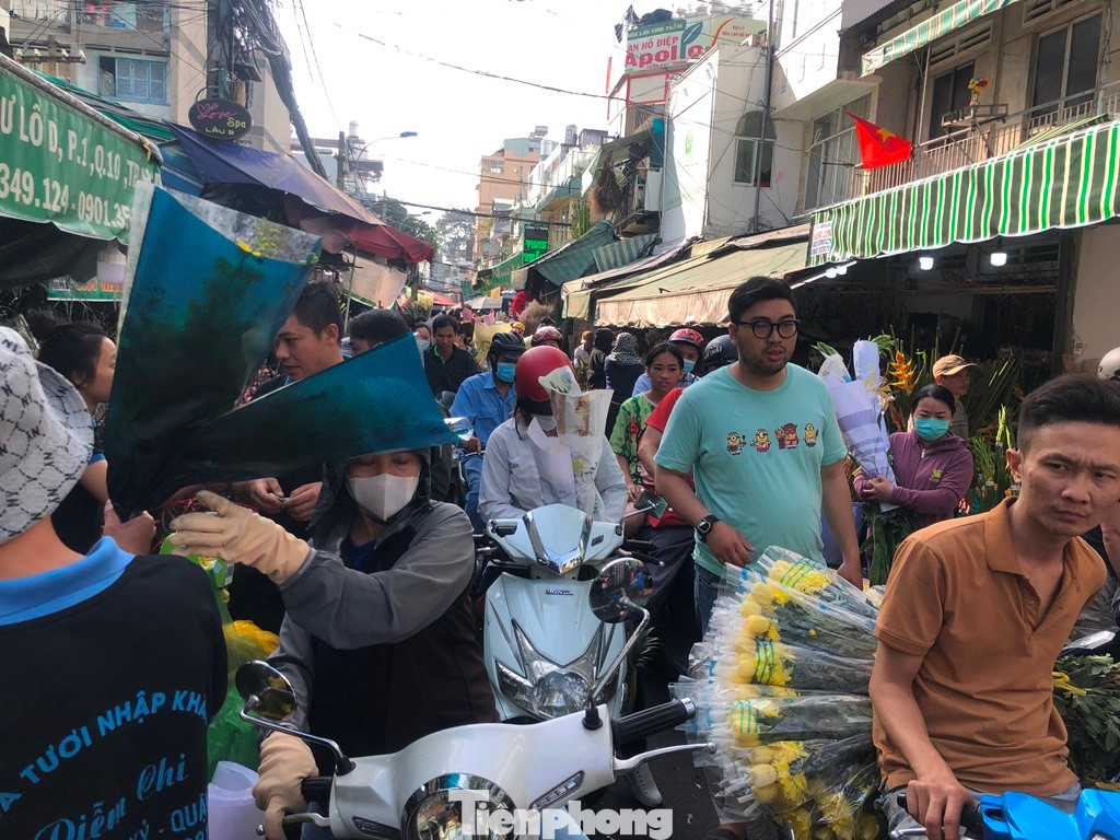 Chiều 29 Tết, rất đông người dân đổ về chợ hoa Hồ Thị Kỷ để chọn mua hoa về chưng Tết. Chiều 29 Tết, rất đông người dân đổ về chợ hoa Hồ Thị Kỷ để chọn mua hoa về chưng Tết.