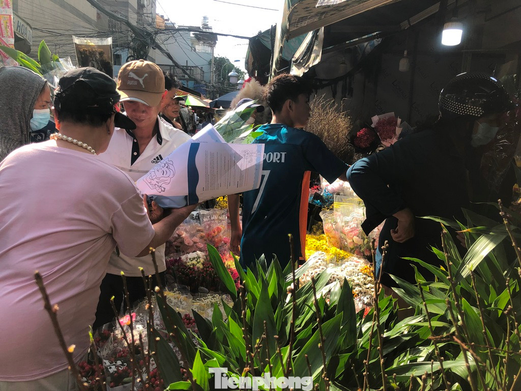 Hồ Thị Kỷ là một trong những chợ hoa sỉ lớn nhất TPHCM. Năm nào nơi này cũng đông kín người. Tuy nhiên theo nhiều tiểu thương, năm nay khách đến chợ chỉ bằng 80% so với năm ngoái, sức mua cũng giảm hơn do kinh tế khó khăn, khách chỉ mua đủ để chưng bàn thờ chứ không "xông xênh" những năm trước. Hồ Thị Kỷ là một trong những chợ hoa sỉ lớn nhất TPHCM. Năm nào nơi này cũng đông kín người. Tuy nhiên theo nhiều tiểu thương, năm nay khách đến chợ chỉ bằng 80% so với năm ngoái, sức mua cũng giảm hơn do kinh tế khó khăn, khách chỉ mua đủ để chưng bàn thờ chứ không "xông xênh" những năm trước.