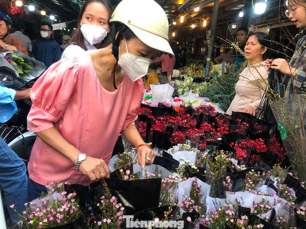 Hoa nhập khẩu có giá 100.000 đồng/bó. "Năm nay hoa đẹp, giá không quá đắt. Mình mua nhiều để trang trí nhà cửa dịp Tết" - chị Hà (ngụ quận 5) nói. Hoa nhập khẩu có giá 100.000 đồng/bó. "Năm nay hoa đẹp, giá không quá đắt. Mình mua nhiều để trang trí nhà cửa dịp Tết" - chị Hà (ngụ quận 5) nói.