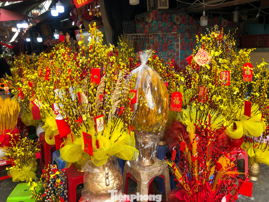 Nụ tầm xuân có giá từ 500.000-1 triệu đồng/bình, được trang trí khá cầu kỳ nhưng ít khách mua. Nụ tầm xuân có giá từ 500.000-1 triệu đồng/bình, được trang trí khá cầu kỳ nhưng ít khách mua.