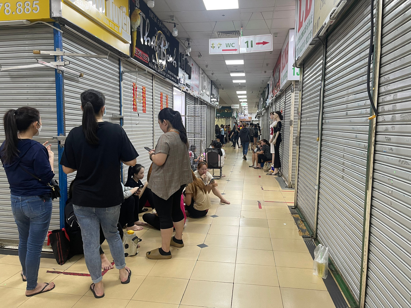 Hàng trăm tiểu thương An Đông Plaza đồng loạt đóng sạp nghỉ bán đòi giảm giá thuê.