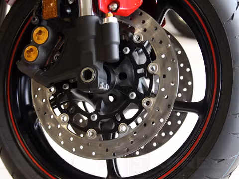 Yamaha YZF-R6 2013 sử dụng thắng đĩa kép trên bánh trước