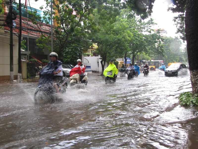 Người dân bì bõm trên đường Nguyễn Du. Ảnh: Trường Phong