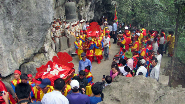 Đông đảo bà con nhân dân tham dự lễ hội Tràng An