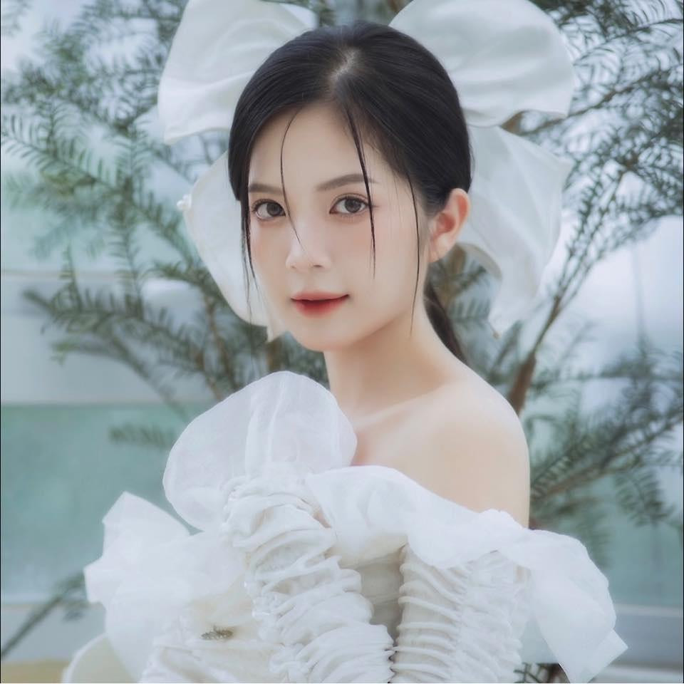 Ngọc Huyền sở hữu khuôn mặt xinh xắn, trẻ hơn với tuổi thật Ngọc Huyền sở hữu khuôn mặt xinh xắn, trẻ hơn với tuổi thật